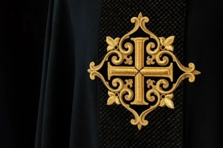 Srebrne zdobienia w liturgii – do jakich ornatów pasują i kiedy po nie sięgać? Srebrne zdobienia w liturgii