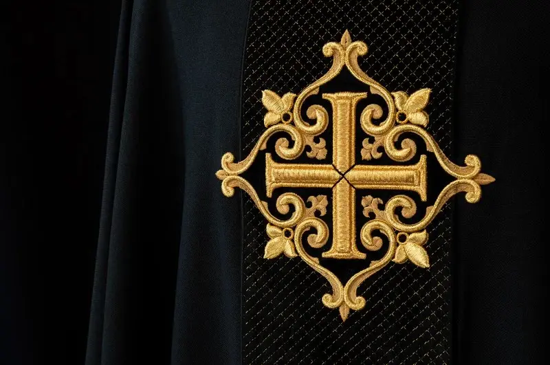 Srebrne zdobienia w liturgii – do jakich ornatów pasują i kiedy po nie sięgać? Srebrne zdobienia w liturgii